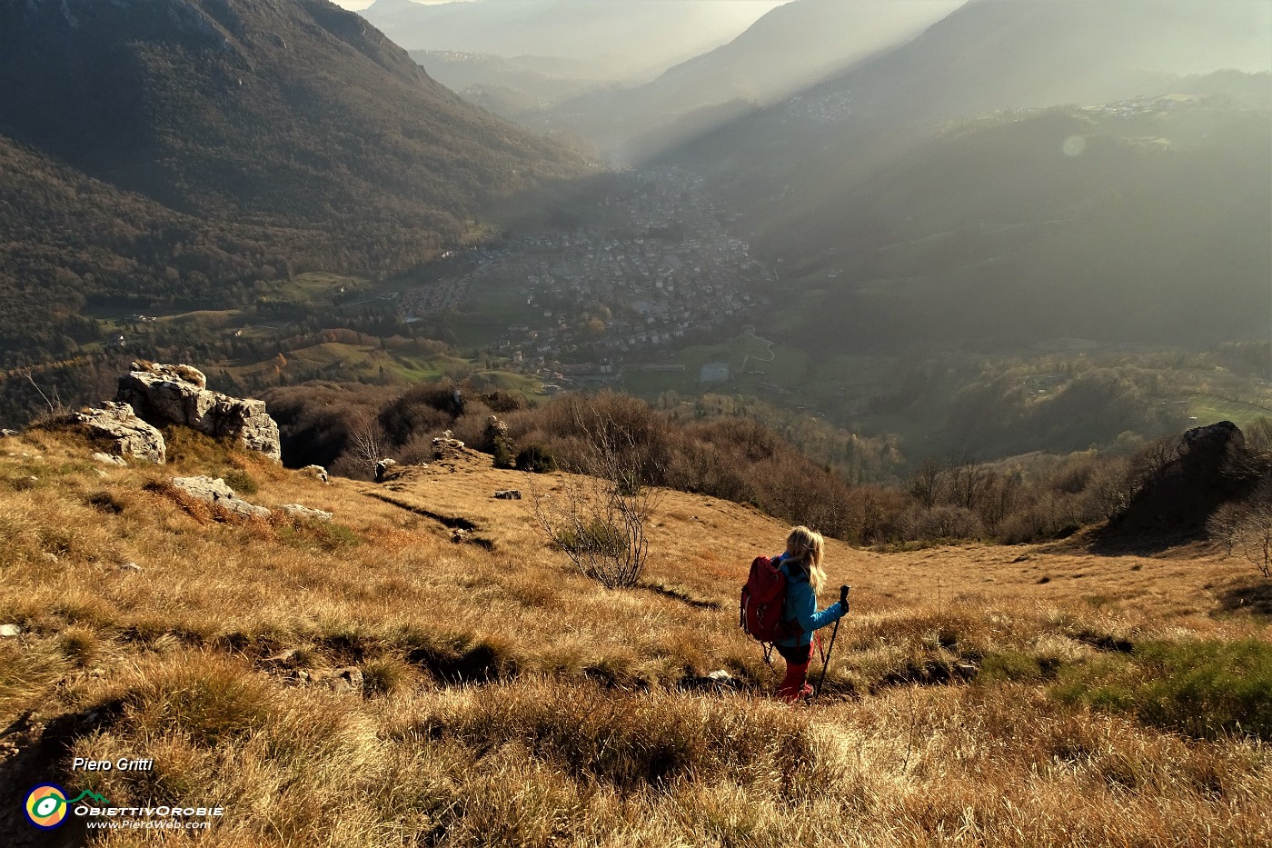 50 Scendiamo con vista su Serina.JPG